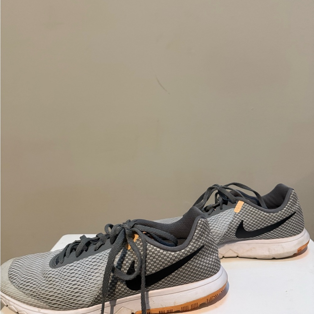 Nike Men's Gray and Black Athletic Shoes